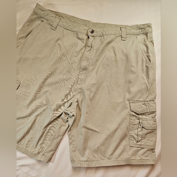 Wrangler Original Mens Beige Cargo Shorts With Side Pockets Size 42 - Picture 2 of 12